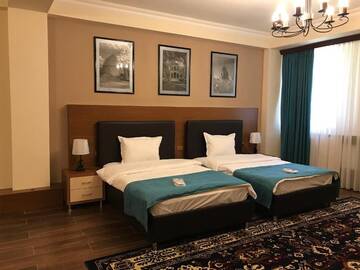 Фото номера Просторный двухместный номер с 2 отдельными кроватями Отель Hotel Plaza Viktoria г. Гюмри 10