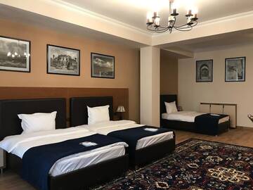 Фото номера Трехместный номер с ванной комнатой Отель Hotel Plaza Viktoria г. Гюмри 7