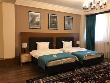 Фото номера Просторный двухместный номер с 2 отдельными кроватями Отель Hotel Plaza Viktoria г. Гюмри 5